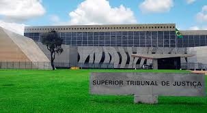 STJ: 1. Na execução individual do título formado em processo coletivo em favor de servidores públicos, sempre que demonstrado documentalmente que o exequente legitimado se encontre na situação estabelecida de forma genérica na sentença, a execução pode ocorrer sem a necessidade de prévia liquidação do julgado, quando for possível a apuração do crédito por simples cálculos aritméticos. 2. Cabe ao Juízo 